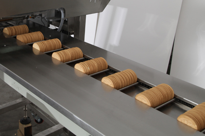Variable Quantity Sandwich Biscuit Machine PLC Control Automatic Cream Filling Machine Customized