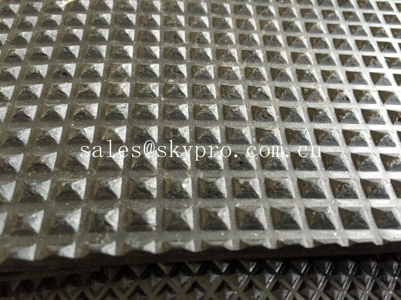 China Diamond and pyramid textured rubber car matting anti - skidding garage on sale