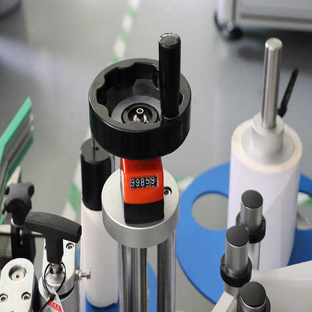 25 pcs/min Semi-auto Labeling Machine for Round Bottle Desktop Adhesive Sticker Labeling