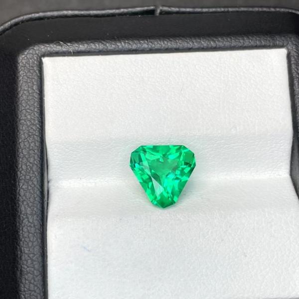 OEM Serbice Al2O3 Green Sapphire Stone Gem With Classic Cut