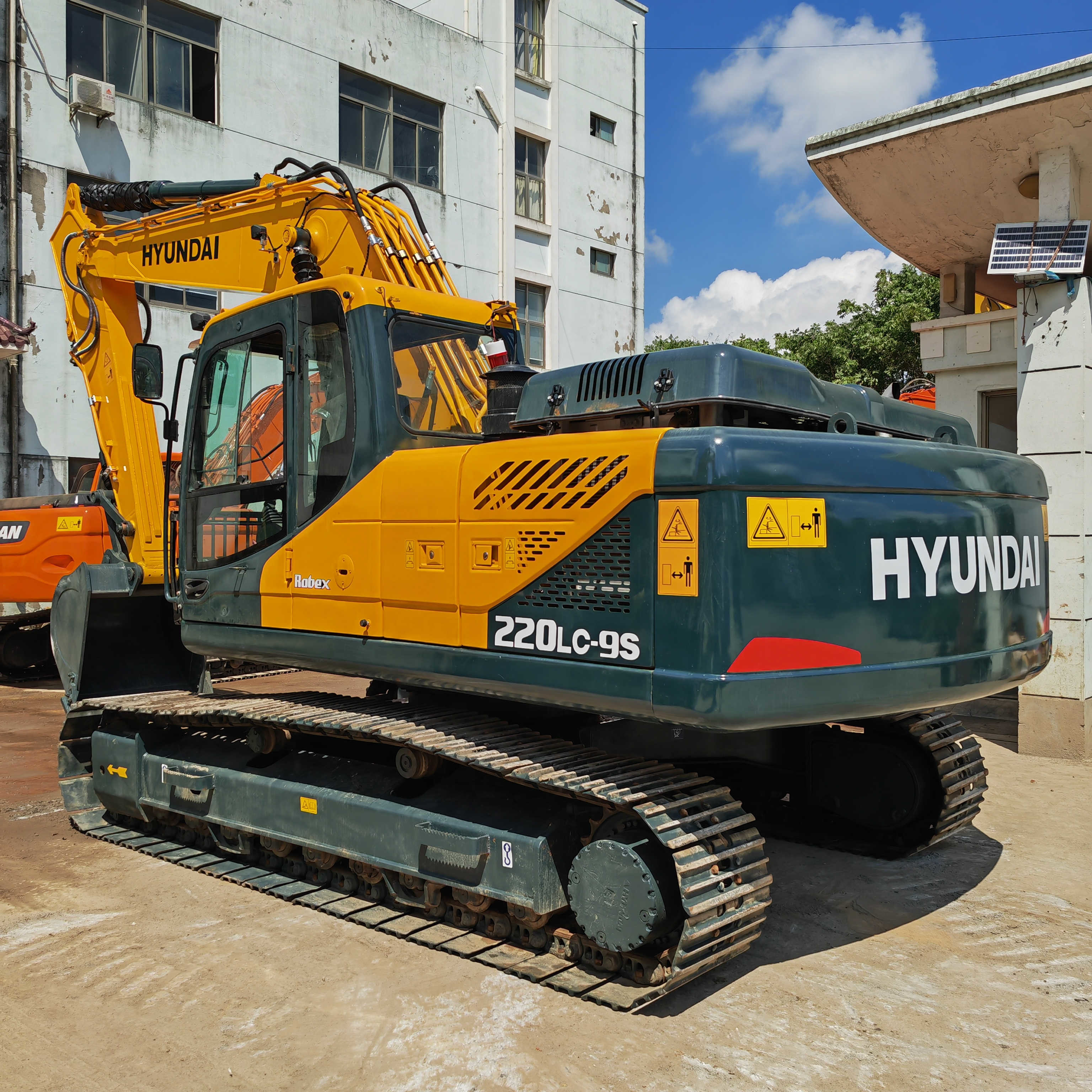 Medium Used Hyundai Excavator Hydraulic Powerful Excavator Machine