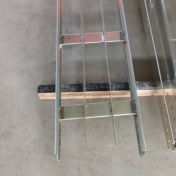 Light Duty Hot Dipped Galvanized Raceway Cable Tray Smooth Surface Customizable 2m-6m Indoor Outdoor