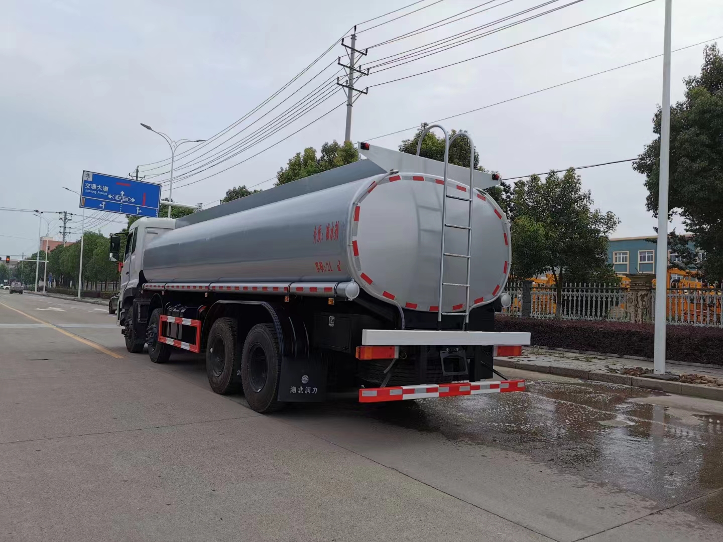 China National Heavy Duty Truck Haowo 8 * 4 35000L Refueling Truck