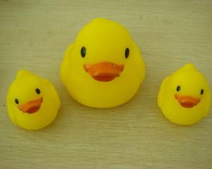 Buy cheap Small Baby Shower Rubber Duck Family Bath Set , Floatable Promotional Rubber Ducks  product
