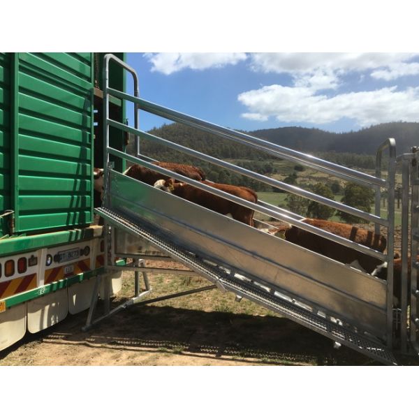 4.7m Cattle Loading Ramp Smooth High Strength Platform Safety Rail