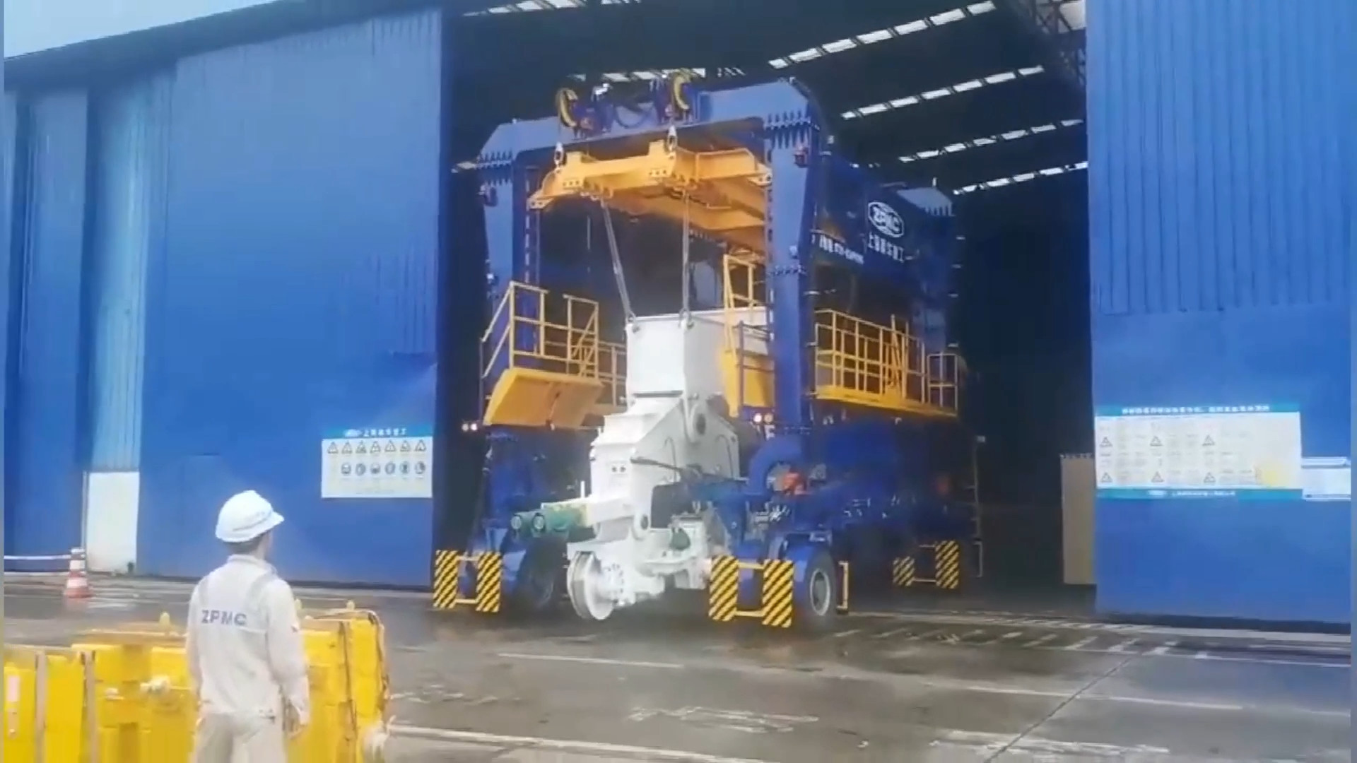 SPEO Container Lifting Vehicle , Orange Port Container Crane Truck For Steel Factories