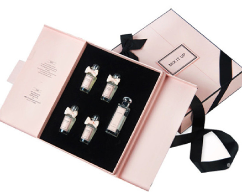 China 300 CCNB Luxury Perfume Packaging Boxes Complete Spot UV on sale