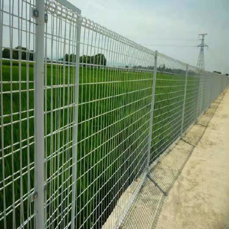 Buy cheap Galvanized 5mm / 6mm Roll Top Mesh Fence Triangle Bending product