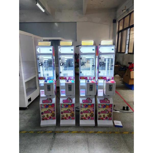Mini claw crane machine in operation