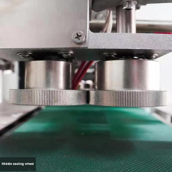 Intelligent Full Automatic Pillow Packing Machine LCD Display PLC Control