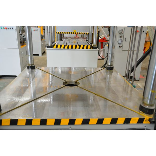 Four Column 100Ton Servo Hydraulic Press Machine 4 Post Hydraulic Press