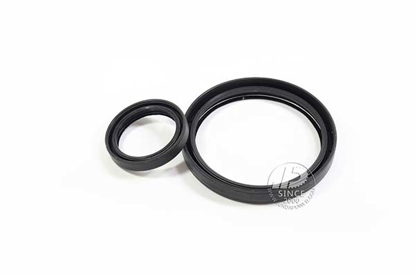 3D84-3 4D84-2 4D87 Excavator Engine Parts Yanmar Crankshaft Oil Seal