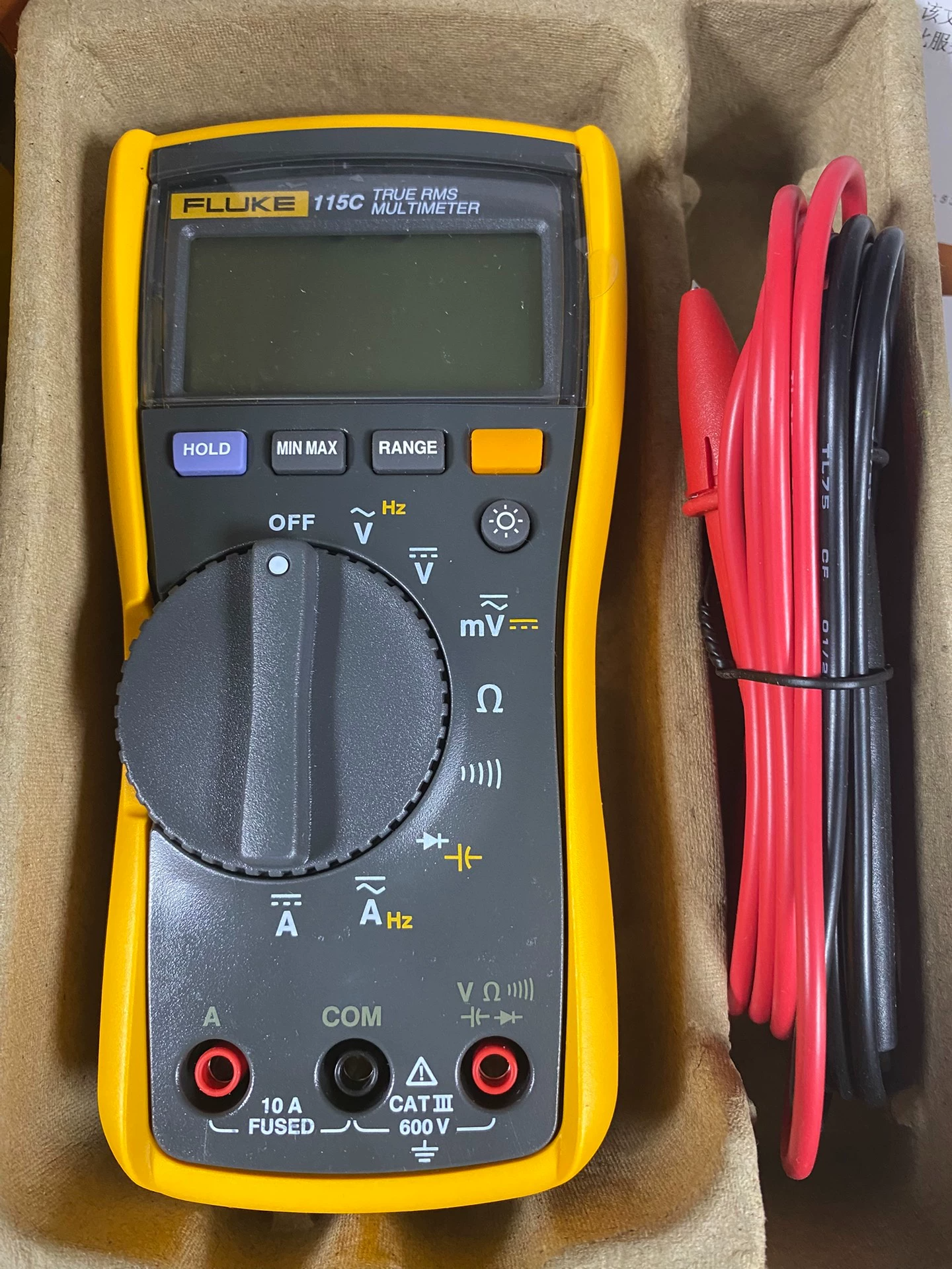 Fluke 115/115C True-RMS Digital Multimeter 600V 10A 6000 Count Backlit LCD CAT III 600V 9V Battery.