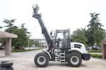 Yellow 2350mm Wheelbase 2500kg Telescopic Wheel Loader