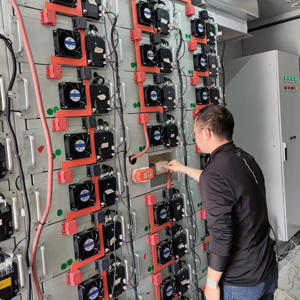500KW 1mw Outdoor Lithium Battery Storage System Solar Wind Energy Hybrid Inverter Microgrid Power Plant For Ind