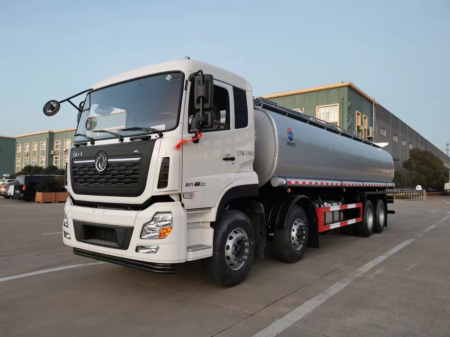 China National Heavy Duty Truck Haowo 8 * 4 35000L Refueling Truck