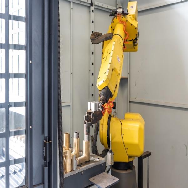 High Precision Metal Grinding Polishing Machine For Water Pump Components Communication Boxes Computer Shells