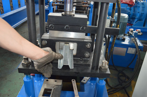 1mm Galvanized Coils Stud and Track Roll Forming Machine Chain Transmission