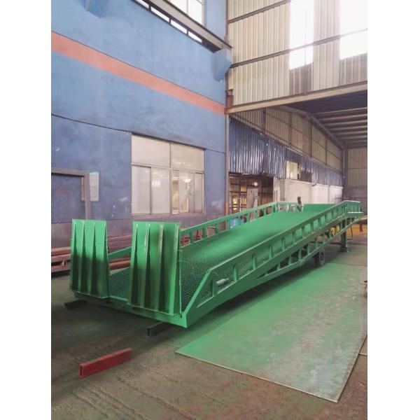 Adjustable Loading Dock Ramp Mobile Loading Ramp With Manual Hydraulic Pump