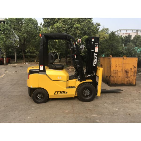 Diesel forklift truck 1.5 ton with 3m lifting height two stage mast