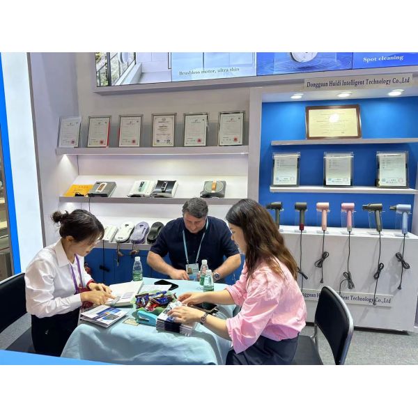 Huidi's Unique Design Electric Magnetic Cleaner High Power 80W Smart Vacuum for Windows