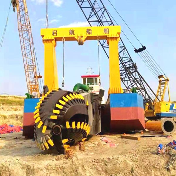 Water Flow3500/6000/8000m3 Hydraulic Diesel Engine 18/26/28 Inch Cutter Suction Sand Dredger for River Sand Dredger Vessel /Dredge Mud Equipment /Mining Machine