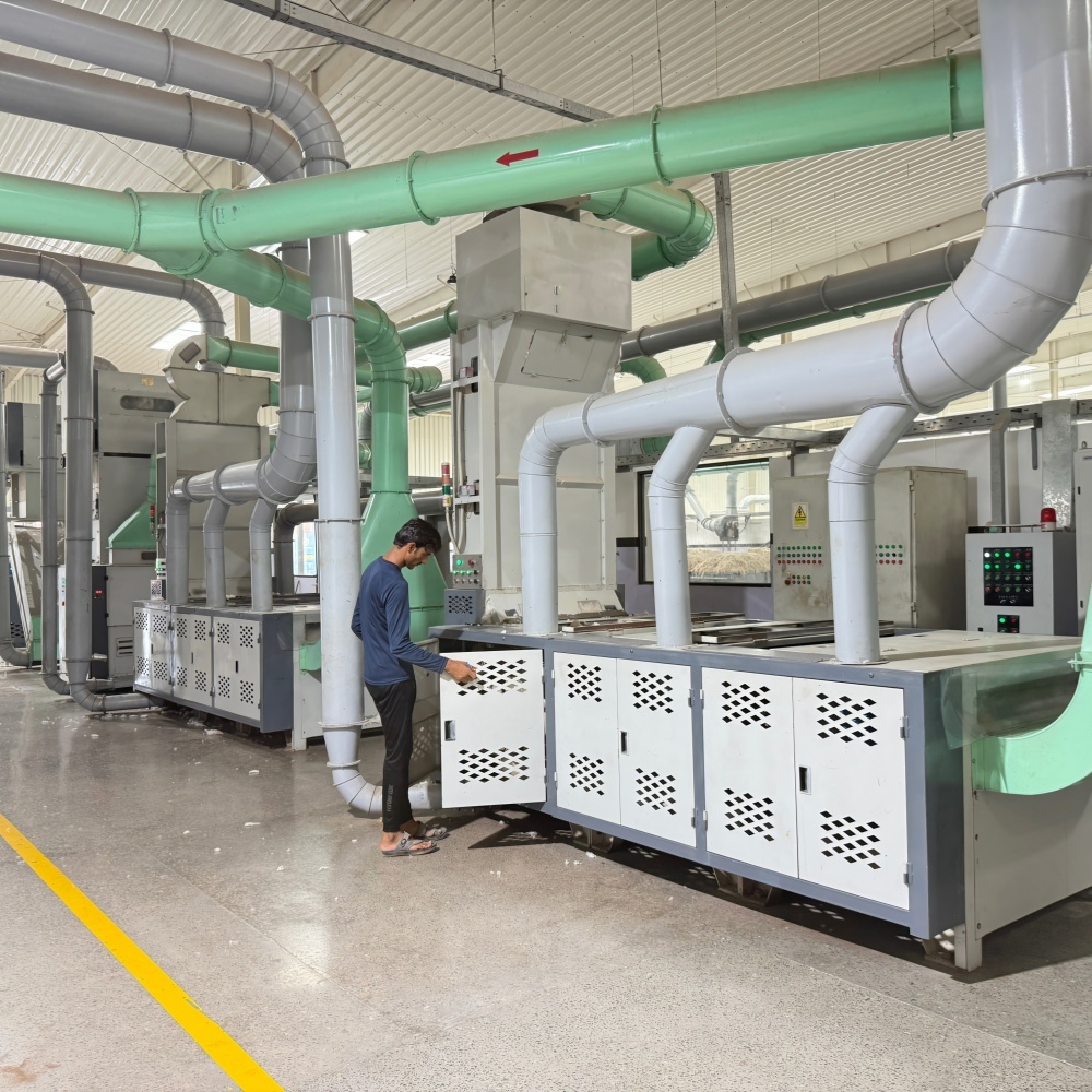Waste garment recycling machine