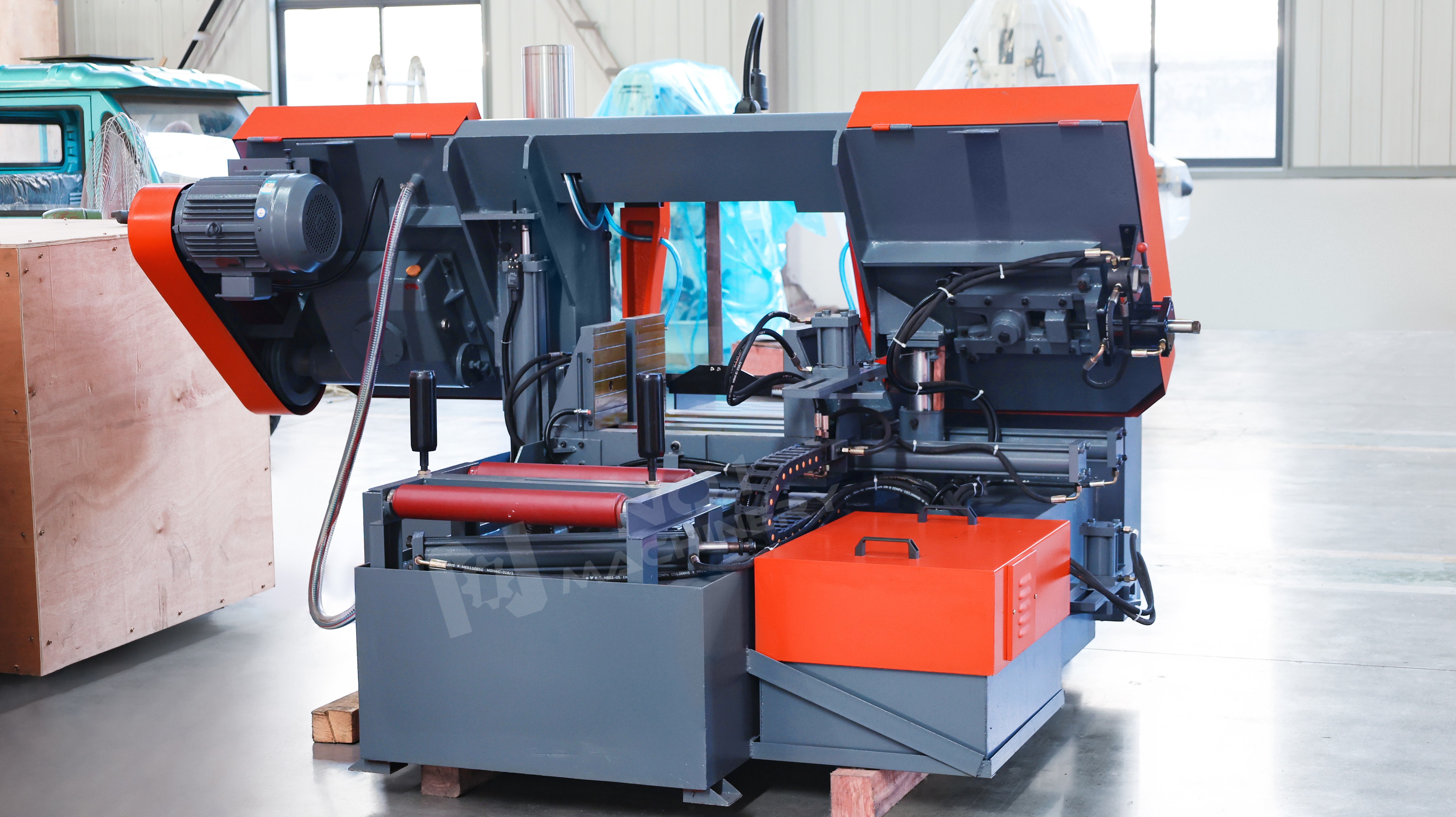 Horizontal Industrial Band Saw GSK4250 PLC Control Automatic Metal Cutting Machine