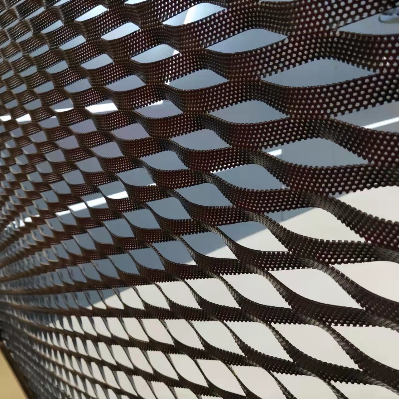 2mm Length 1m Expanded Aluminium Mesh Golden Color Ceiling Exterior Wall Decorative