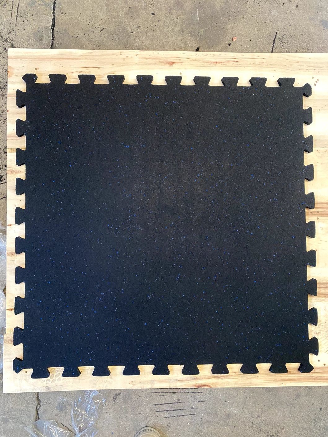 Shock Absorbing and Anti-Slip Interlock Rubber Floor Tiles Made with Recycled Rubber Crumbs