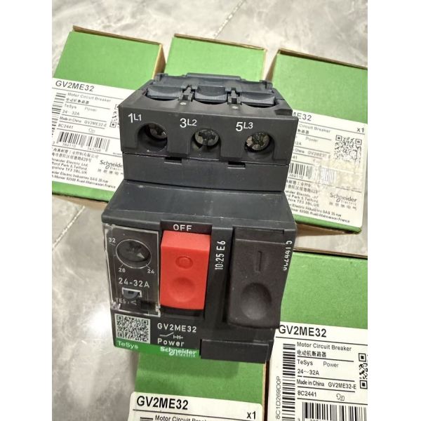 GV2ME32 Schneider Electric Motor circuit breaker TeSys GV2 3P 24-32 A thermal magnetic