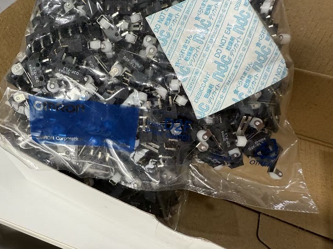 Omron D2F-FL2 1A Basic Micro Switch Low Operating Force 0.74 N Hinge Roller Lever PCB Terminals