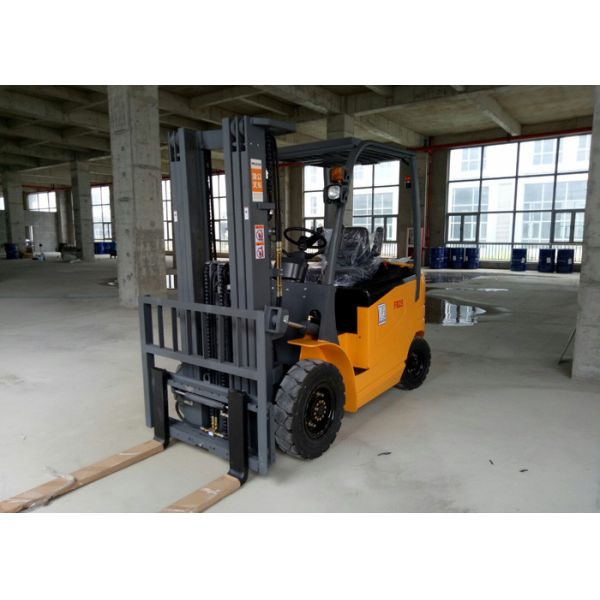 2.5 Ton 4 Wheel Electric Forklift Truck Battery Operated With Seat Energy Saving
