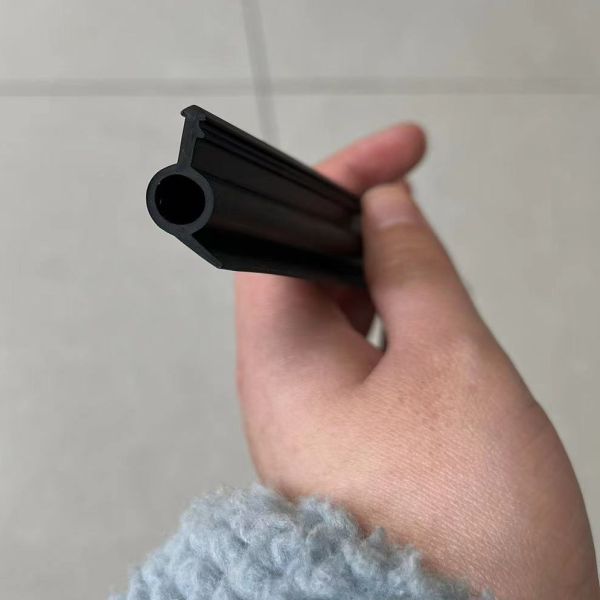 Customizable TPE PVC Silicone Rubber Sealing Strip for Wooden Door and Window TS16949