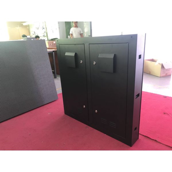 Pole Mounted LED Digital Signage Display Iron Cabint LED Digital Display Screens