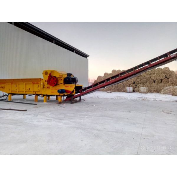 Biomass Wood Chips Crusher / Large Capacity Diesel Wood Chipper Machine/ Forest Log Chipper