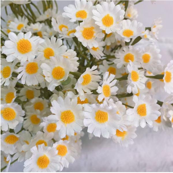 Wholesale from the manufacturer of ins chamomile artificial flower bouquets, small daisies, artificial flowers, living room decoration, table flowers,