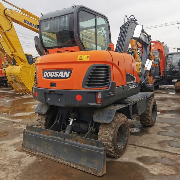 DOOSAN DX60W Excavator Affordable and Energy-Saving for Crushing Used Hand Excavators