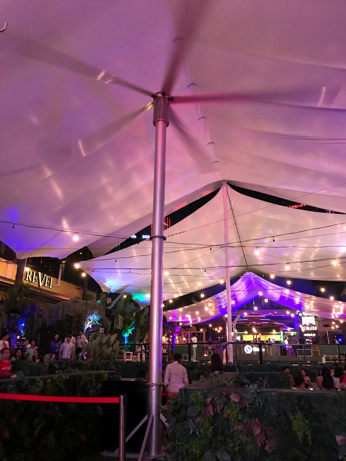 Weather Resistant Pole Mounted Fan With 24ft Diameter For Outdoor Weddings Parties