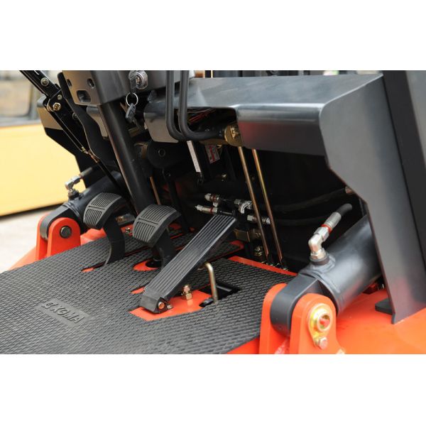 Diesel Power 4 Wheel Forklift Truck , High Capacity Forklift 3000mm Lifting Height