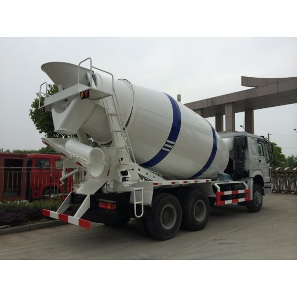 8M3 336hp 6x4 10 Tire Concrete Mixing Equipment With 1 Spare Tire And Air Conditioner / Cement Mixer Lorry