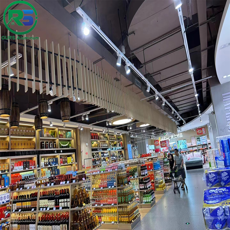 Environmental Friendly Linear Suspended Metal Ceiling 0.9mm White Aluminum Ceiling