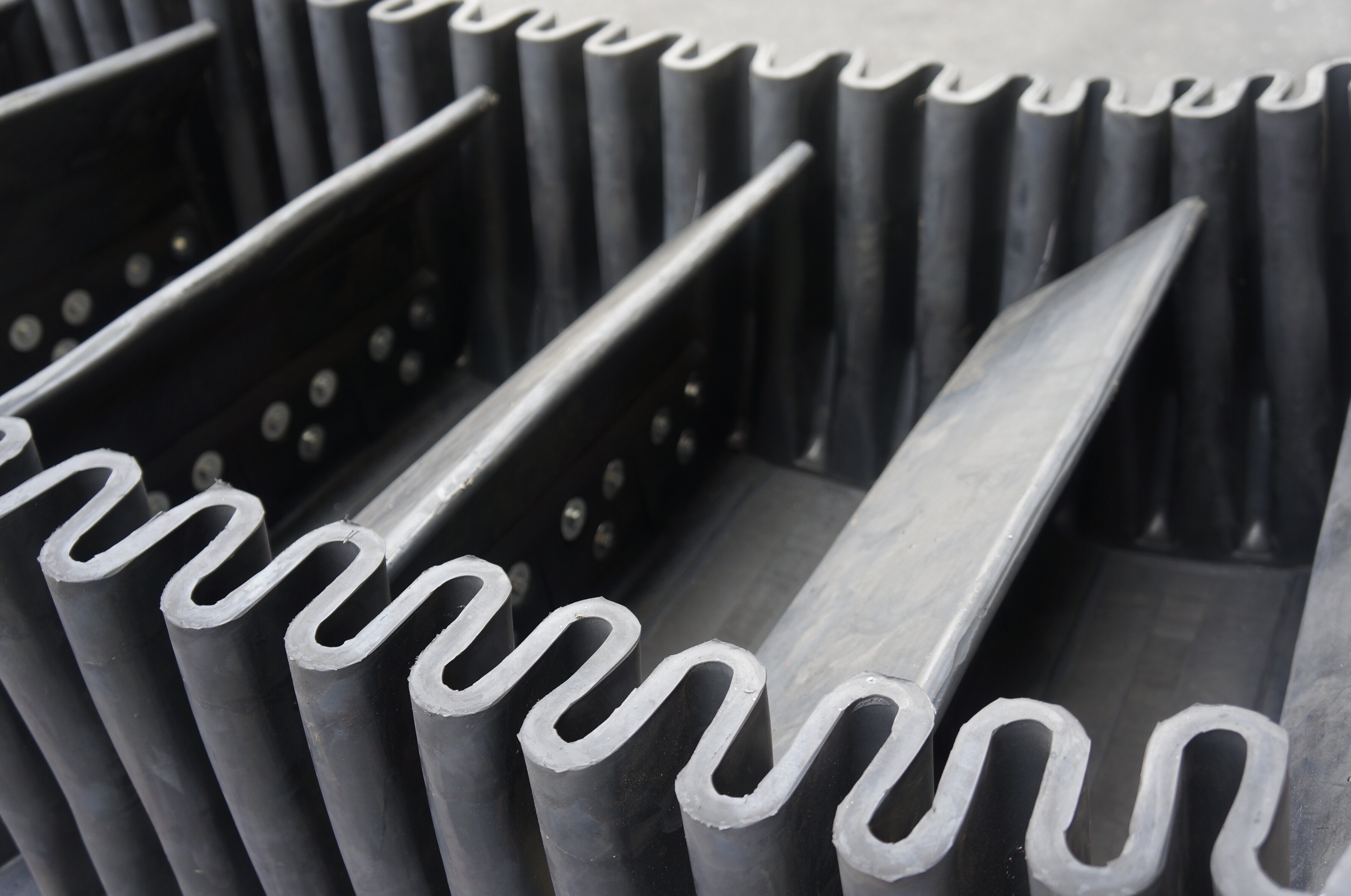 Corrugated Sidewall Conveyor Belt 90 degree vertical lifting hign abrasion Base belt ST1600 sidewall S400 Cleat TC360