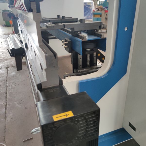 DA53T 4 Axis Press Brake 125T 3200mm Hydraulic CNC Sheet Metal Bender With Safety Guard